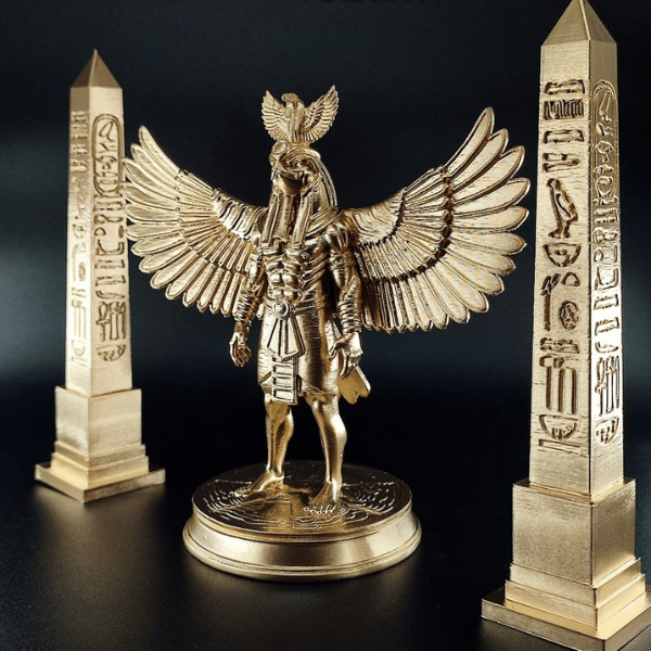 Antik Mısır Horus Heykeli ve İkili Obelisk Seti - Premium Gold Mistik Dekorasyon Figür Grubu