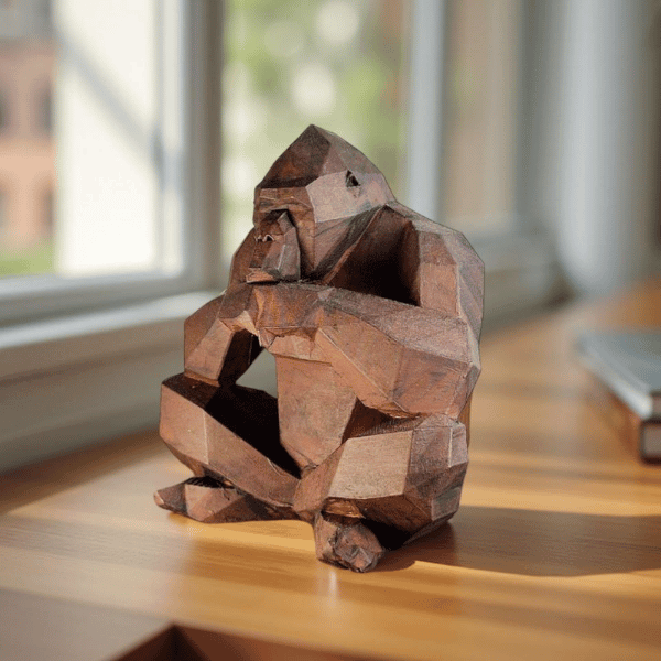 Geometrik Düşünen Goril Heykeli - Modern Sanat ve Liderlik Sembolü