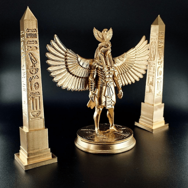 Antik Mısır Horus Heykeli ve İkili Obelisk Seti - Premium Gold Mistik Dekorasyon Figür Grubu