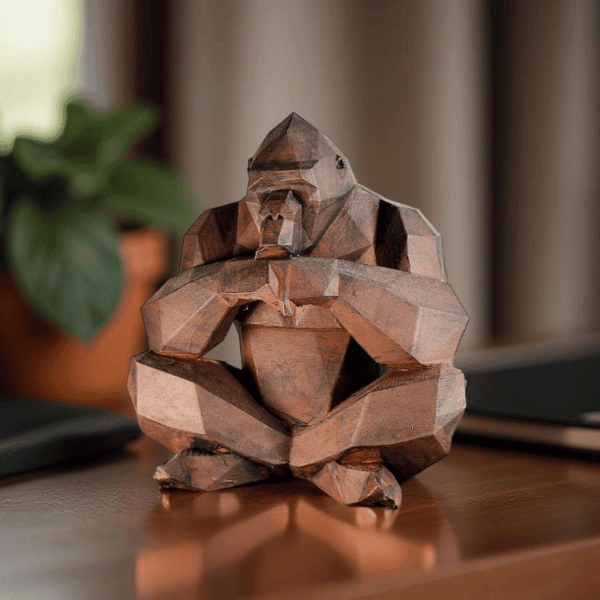 Geometrik Düşünen Goril Heykeli - Modern Sanat ve Liderlik Sembolü