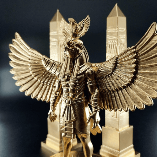 Antik Mısır Horus Heykeli ve İkili Obelisk Seti - Premium Gold Mistik Dekorasyon Figür Grubu