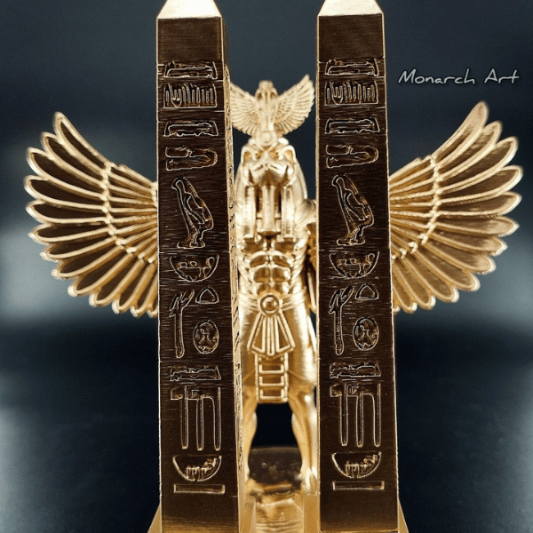 Antik Mısır Horus Heykeli ve İkili Obelisk Seti - Premium Gold Mistik Dekorasyon Figür Grubu