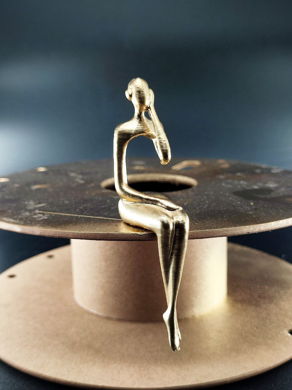 3’lü Entelektüel Figür Seti - Düşünen, Kitap Okuyan ve Müzik Dinleyen Gold Biblo - Modern Ev ve Ofis Dekorasyon Objesi (10 Cm)