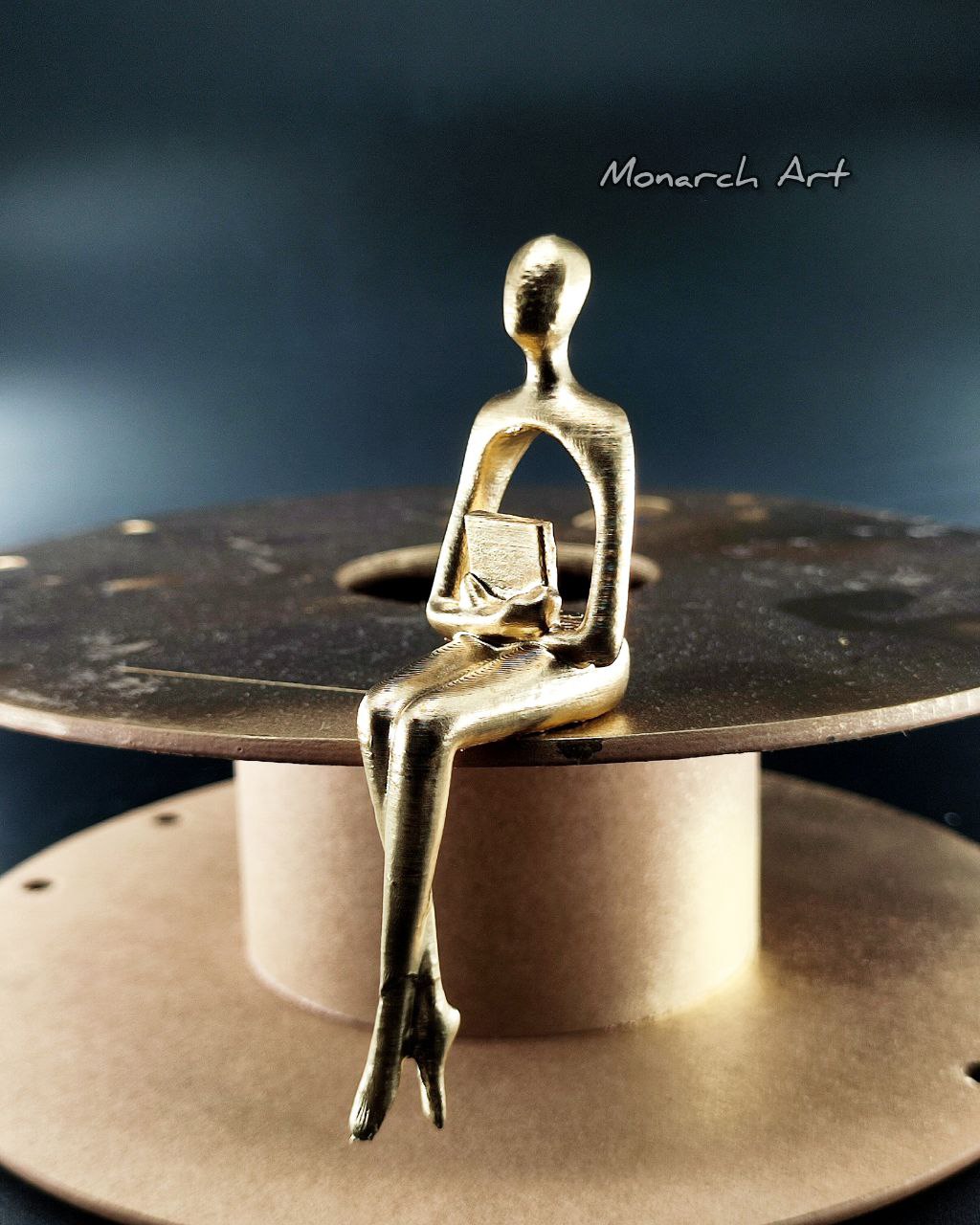 3’lü Entelektüel Figür Seti - Düşünen, Kitap Okuyan ve Müzik Dinleyen Gold Biblo - Modern Ev ve Ofis Dekorasyon Objesi (10 Cm)