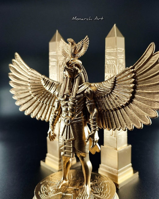 Antik Mısır Horus Heykeli ve İkili Obelisk Seti - Premium Gold Mistik Dekorasyon Figür Grubu